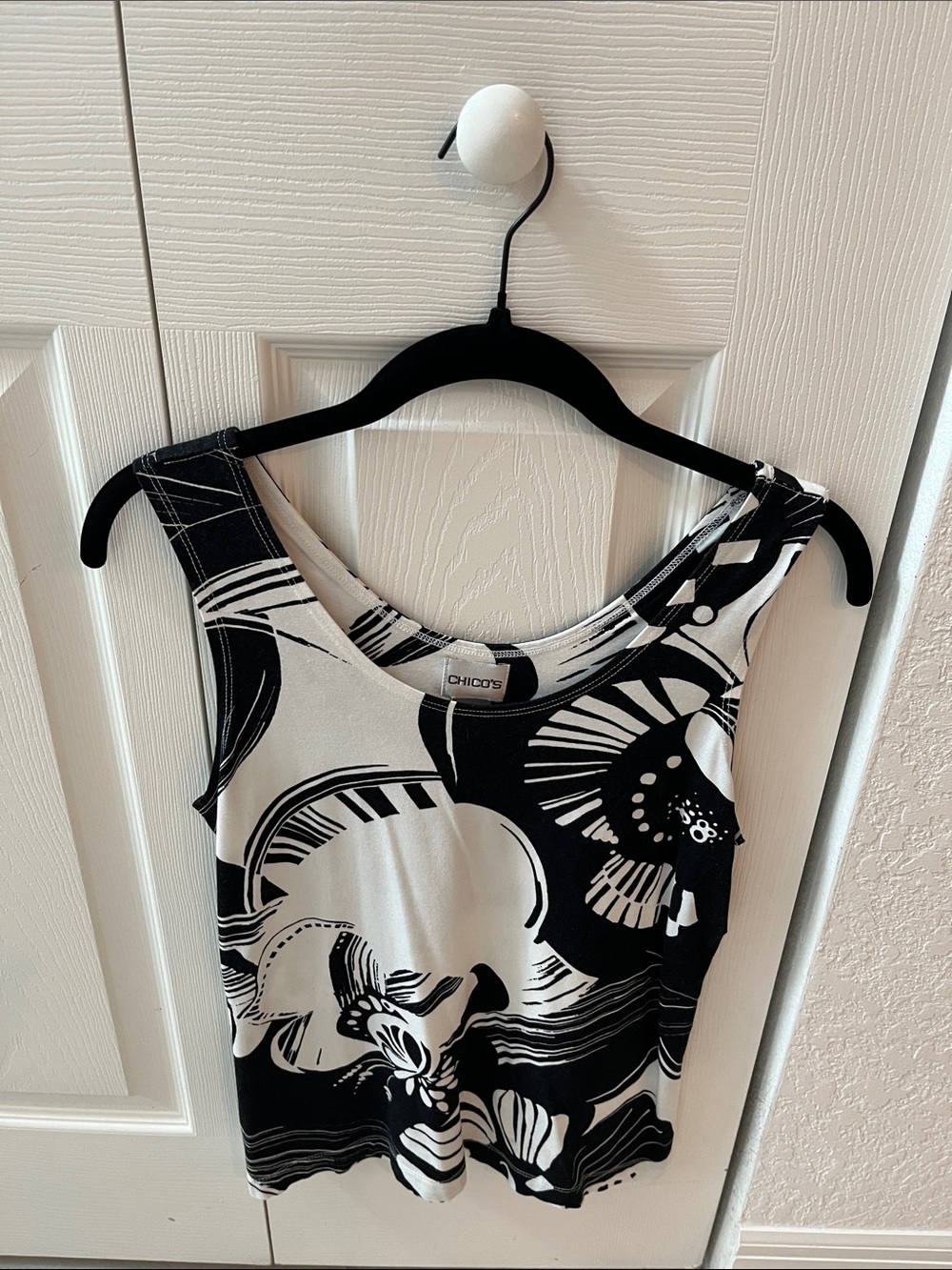 Chico's Black and White Abstract Scoop Tank